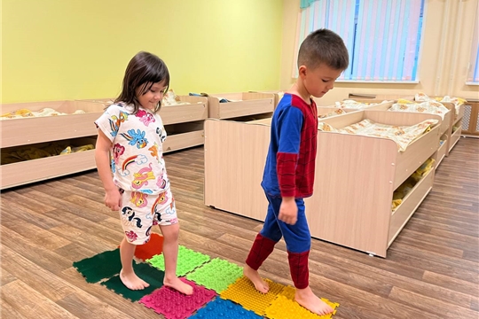 В детском саду ежедневно проводится бодрящая гимнастика после сна. 