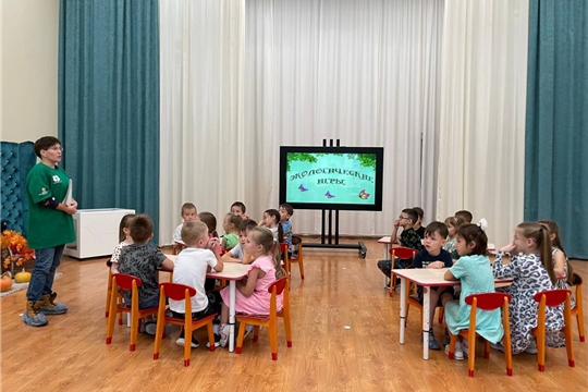 В гостях у дошколят экотренеры из АНО «Чистая Эко Среда». 