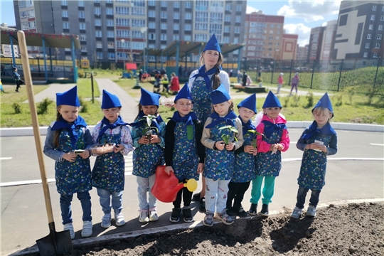Юные тимуровцы детского сада участвуют в благоустройстве территории