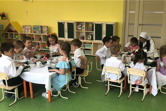 Правила этикета за столом закрепили дошкольники Новограда