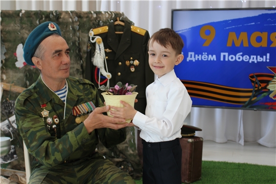 Юные патриоты поздравляют участников боевых действий в рамках акции "Цветок ветерану"