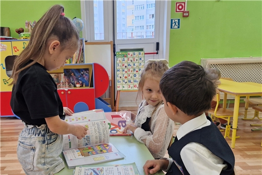 Выпускники в гостях у дошколят