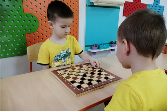Играем в шашки.