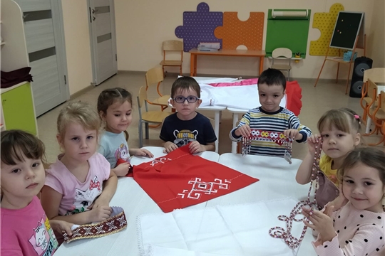 Знакомство с чувашским национальным костюмом.