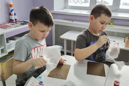 Рисуем при помощи целофановых пакетов.