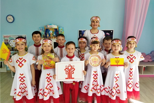 Главные атрибуты государственных символов Чувашской Республики.