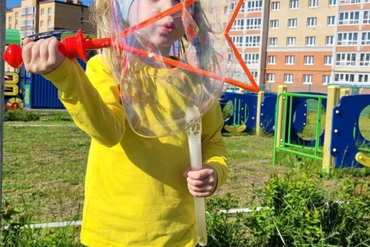 Забавные игры с мыльными пузырями.