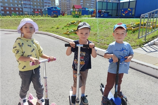 Катание на самокатах.