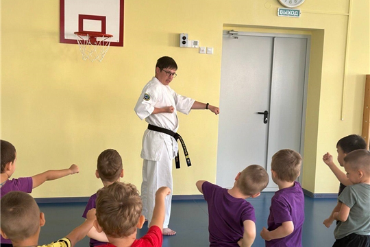 Занимаемся каратэ.