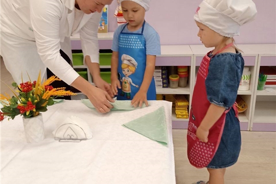 Дежурство по столовой.