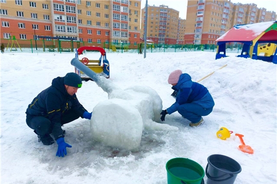 В нашем детском саду зимой на участках появляются снежные постройки.