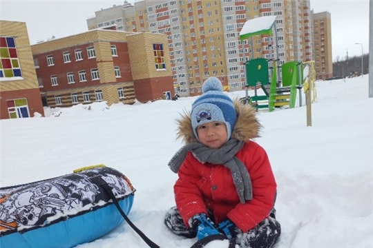 "С семьей на прогулке в... (лесу, парке, горке, дворе) о безопасности прогулок на природе"