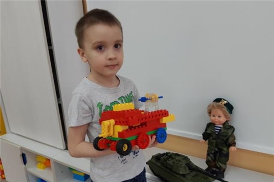 В кружке "Лего-ленд" ребята сконструировали собственную военную технику.