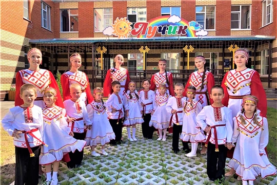 Тебя я прославляю, Республика моя!