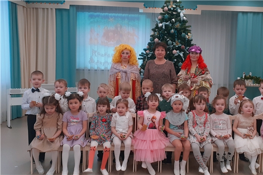 Гуляют ребятки в зимние святки