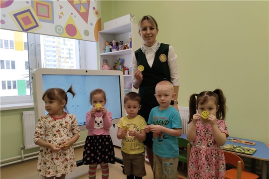 От улыбки хмурый день светлей