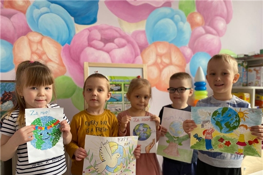 Выставка рисунков "Мир на планете Земля"