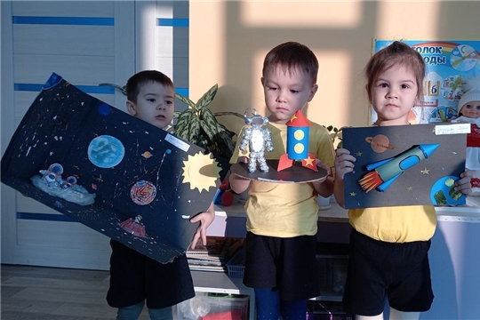 Воспитанники изготовили космические поделки