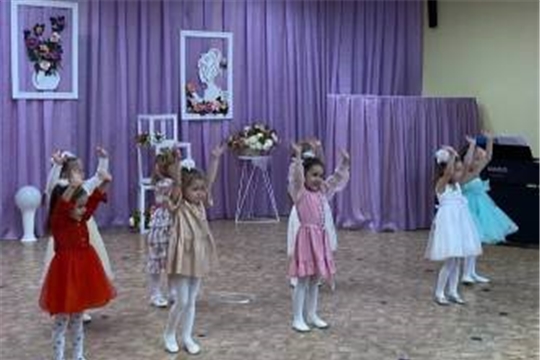 «Поздравляем милых мам!»