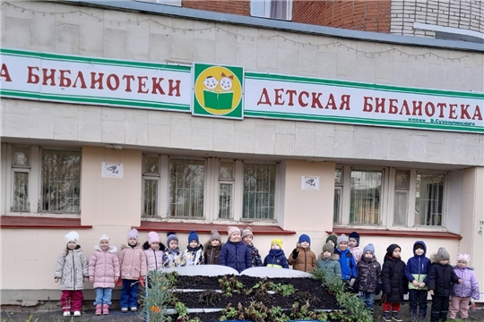 По родному краю с рюкзаком шагаю.