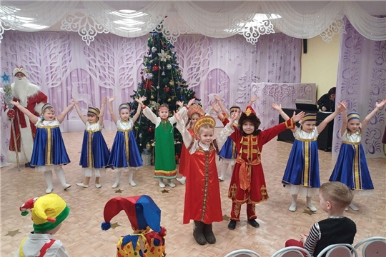 Новогодний утренник у ребят группы "Пчелки".
