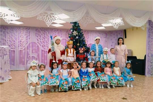 Новогодний утренник малышей группы "Землянички"
