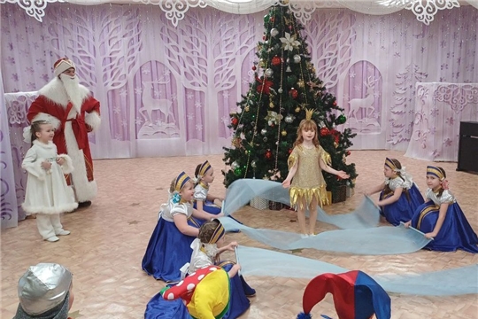 Новогодний утренник у малышей группы "Божьи коровки"