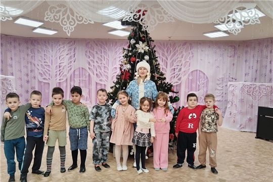 Пришла пора отпускать нашу зеленую гостью - елочку в лес.