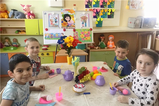 Праздничная сервировка стола к Международному дню 8 марта