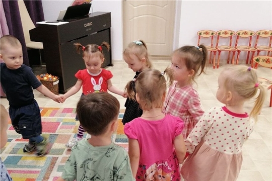 Малыши впервые в музыкальном зале.