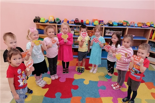Подарки мамам в виде сердечек.