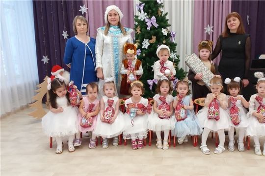 Первый Новогодний утренник у самых маленьких воспитанников.