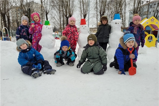 Веселые снеговики.