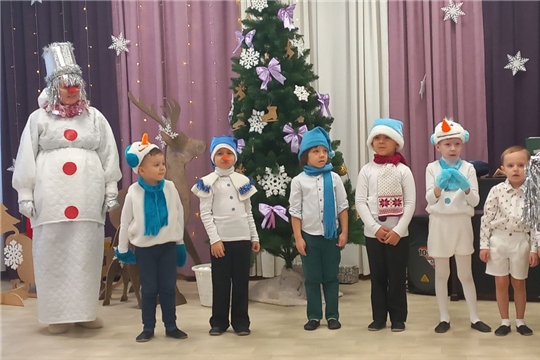 Веселые снеговики на утреннике.