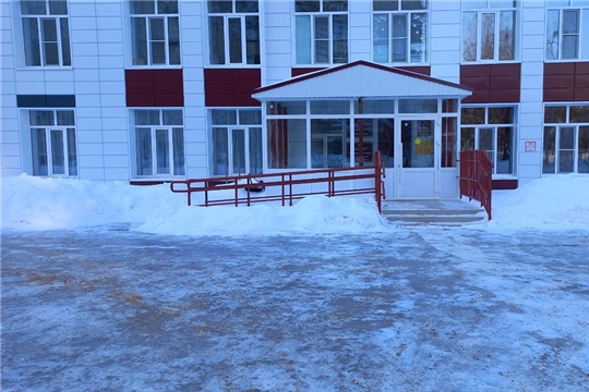 Посыпка тротуаров противогололедными реагентами.