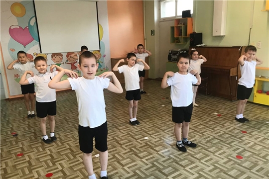Утренняя зарядка в детском саду.