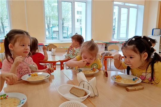 Суп с клецками со сметаной на курином бульоне.
