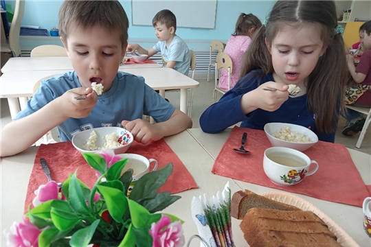 Салат из квашеной капусты.