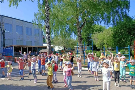 Утренняя гимнастика на свежем воздухе!