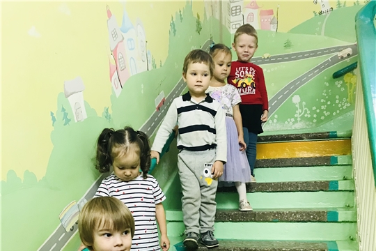 Изучаем правила поведения на лестнице