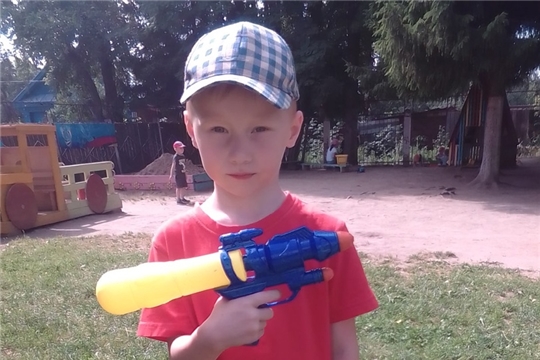 Дети обожают играть в воде и с водой, дома и на улице