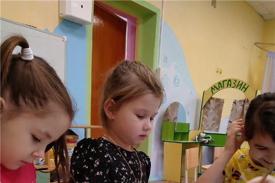 Ребята нашего ДОУ совместно с работниками АО " ЧПО им.В.И.Чапаева" приняли участие в новогоднем этапе акции «Всегда рядом»