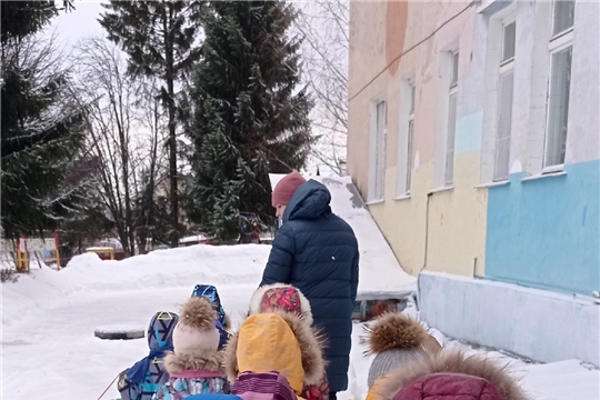 Зимние прогулки всегда приносят огромную радость детям