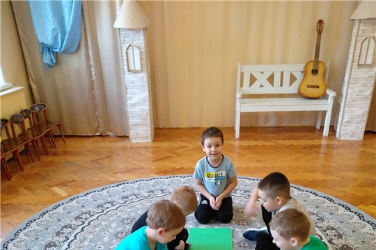 Весёлая и динамичная игра "Разноцветные колпачки"