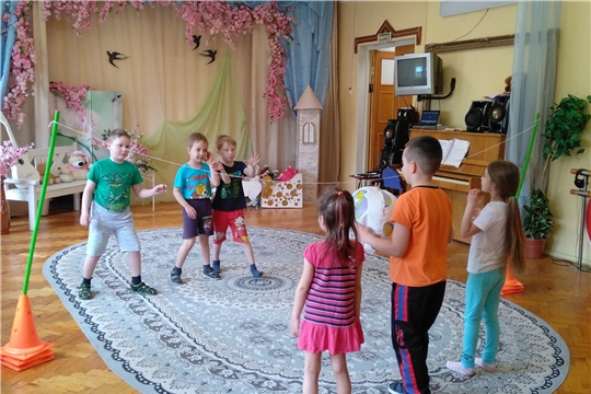 В группе "Здоровейка" две команды сразились в игре волейбол.