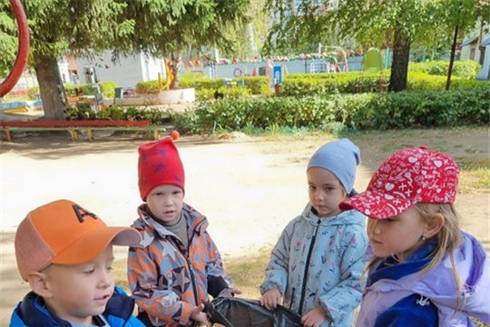 В осеннее время наши воспитанники с удовольствием участвуют в сборе опавших листьев