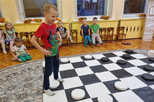 Наши воспитанники любят играть не только в настольные шашки, но и напольные