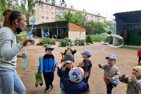 Мыльные пузыри одни из самых любимых детских развлечений.