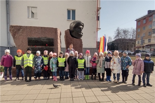    В рамках празднования Дня космонавтики и Года выдающихся земляков дошколята МБДОУ «Детский сад № 3» г. Чебоксары совершили экскурсию к памятнику лётчика-космонавта СССР А. Г. Николаева