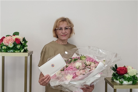 В МБДОУ "Детский сад № 3" г. Чебоксары вручили памятную открытку от имени Главы города Чебоксары Олега Кортунова и Главы Администрации города Чебоксары Дениса Спирина.
